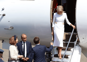 Një tjetër moment i sikletshëm për Macronin – gruaja e injoron me të zbritur në Angli