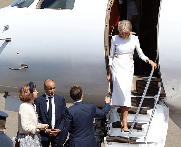 Një tjetër moment i sikletshëm për Macronin – gruaja e injoron me të zbritur në Angli