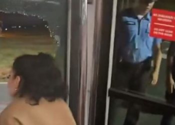 Udhëtarët shqiptarë u bllokuan në Aeroportin e Beogradit: “Ne po vdesim këtu” (VIDEO)
