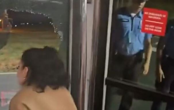 Udhëtarët shqiptarë u bllokuan në Aeroportin e Beogradit: “Ne po vdesim këtu” (VIDEO)