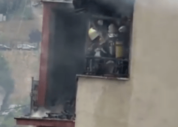 Mbërthehet nga flakët një banesë në Prishtinë, zjarrfikësit në vendngjarje