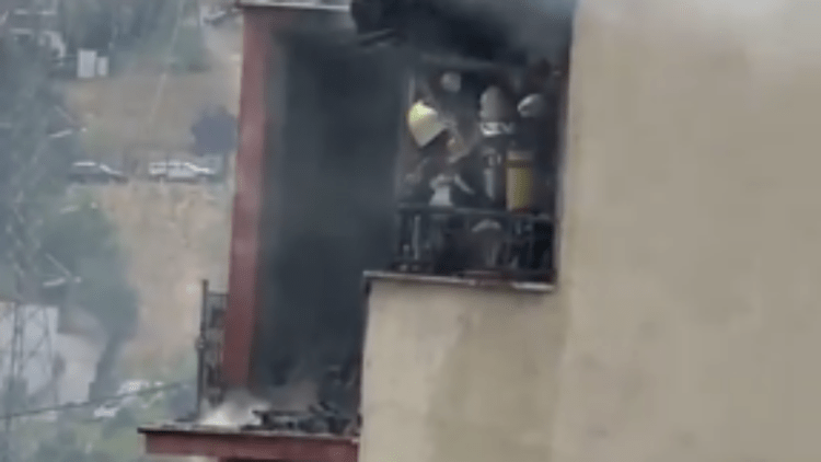 Mbërthehet nga flakët një banesë në Prishtinë, zjarrfikësit në vendngjarje