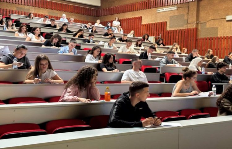 UP-ja hap dyert për gjeneratën e re, nisin provimet pranuese