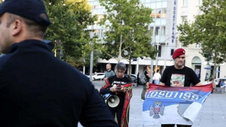 Burra me fotografi të Mlladiqit shfaqen në Beograd në ditën përkujtimore të gjenocidit në Srebrenicë