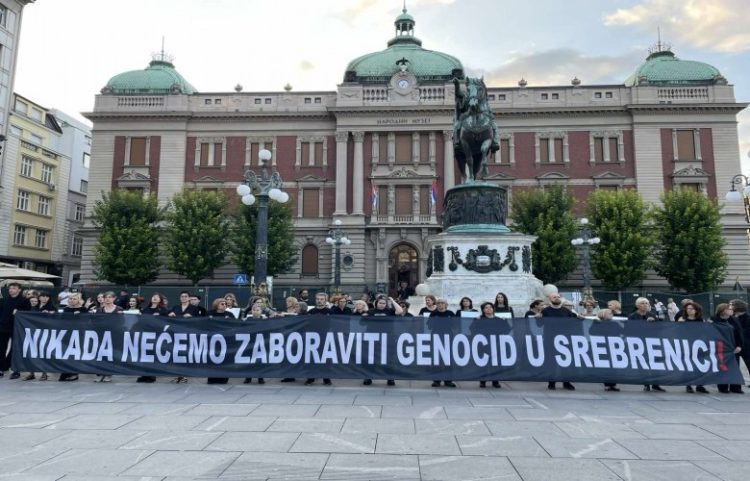 Gjenocidi në Srebrenicë: Serbia mohon të vërtetën, glorifikon kriminelët