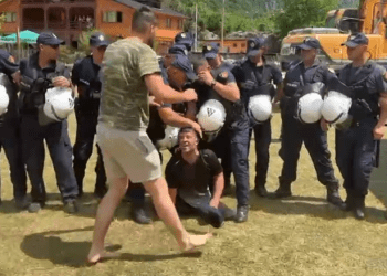 ‘Lufta’ mes banorëve e forcave të rendit në Theth, u bashkohen dhe deputetët e PD