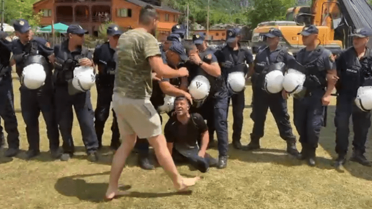 ‘Lufta’ mes banorëve e forcave të rendit në Theth, u bashkohen dhe deputetët e PD