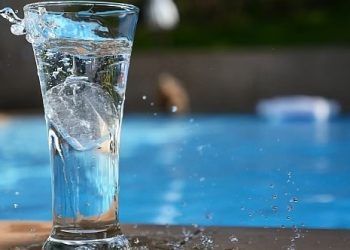 A duhet të pini ujë me akull në mot të nxehtë?