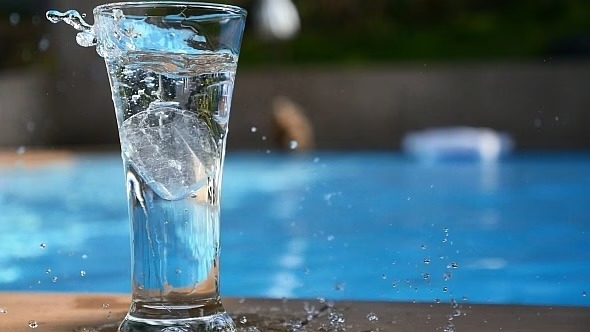 A duhet të pini ujë me akull në mot të nxehtë?