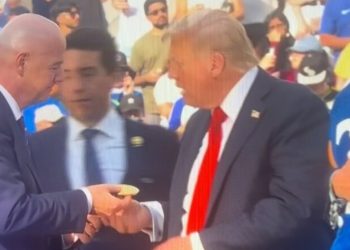 Trump e mori një medalje të destinuar për fituesit e Kupës së Botës së Klubit, ai nuk heziton ta fus në xhep