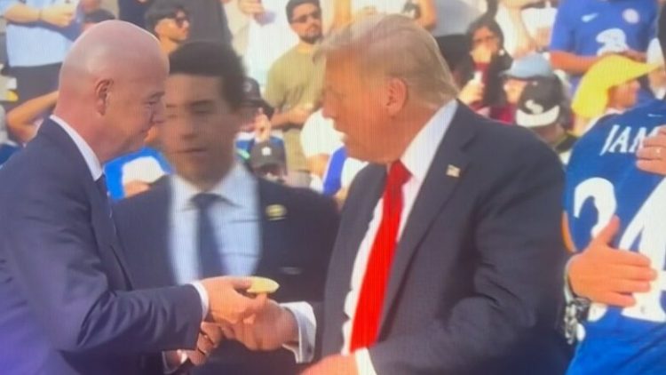 Trump e mori një medalje të destinuar për fituesit e Kupës së Botës së Klubit, ai nuk heziton ta fus në xhep