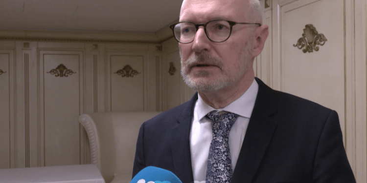 Ambasadori francez thirrje partive politike për konstituimin e Kuvendit