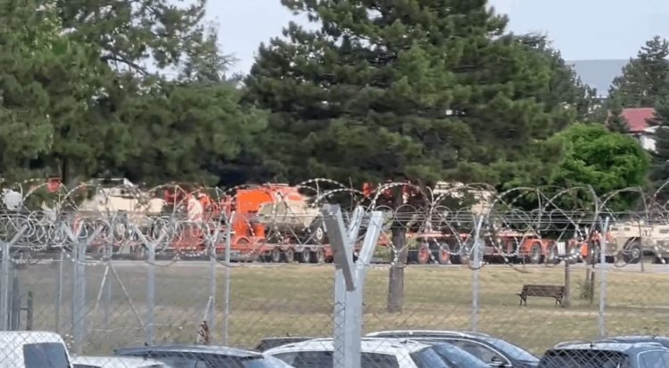 Kontingjenti i dytë i autoblindave amerikanë mbërrin në kazermën e FSK-së