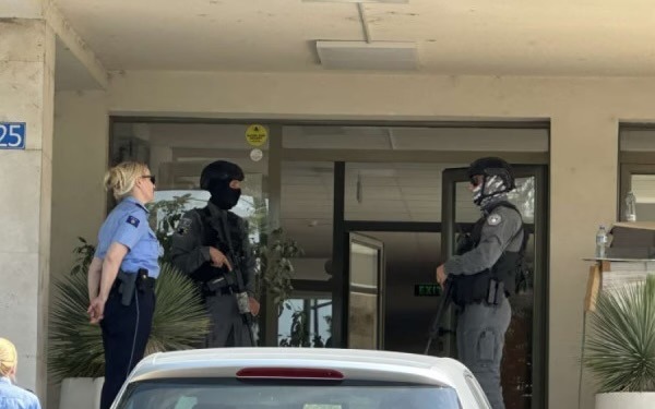 Raportohet për bastisje në disa agjenci shtetërore