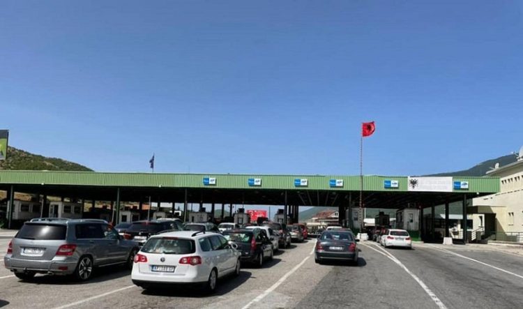 Mbi 300 mijë shqiptarë të Kosovës hynë nga Morina në dy javë