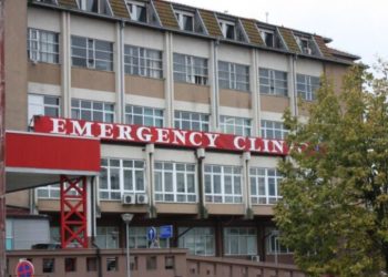 ”Jo mu, jo ty!”, urologu në QKUK sulmon kolegun, shtyhen për pacientë