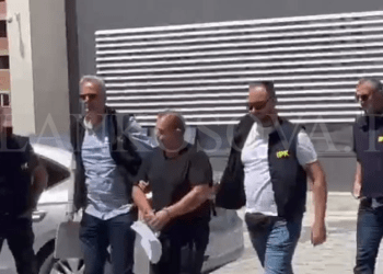 Nën përcjelljen e IPK-së, i dyshuari për spiunazh dërgohet me pranga në gjykatë (VIDEO)