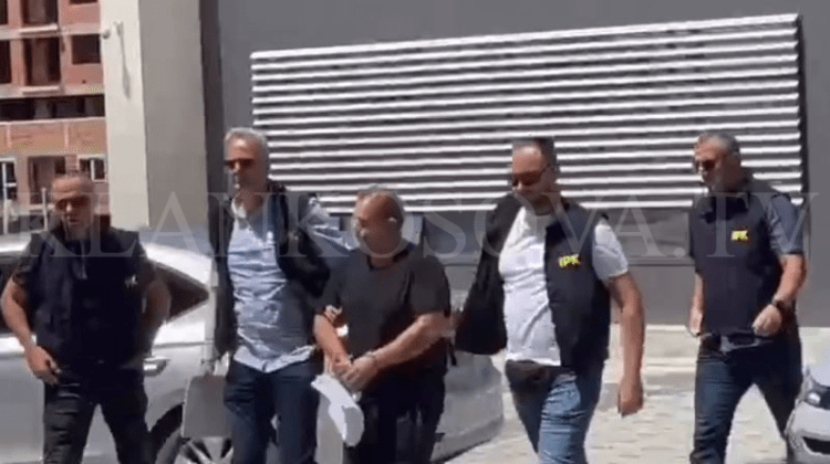 Nën përcjelljen e IPK-së, i dyshuari për spiunazh dërgohet me pranga në gjykatë (VIDEO)