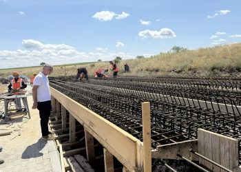 Në Mitrovicë vazhdon puna në ndërtimin e urës