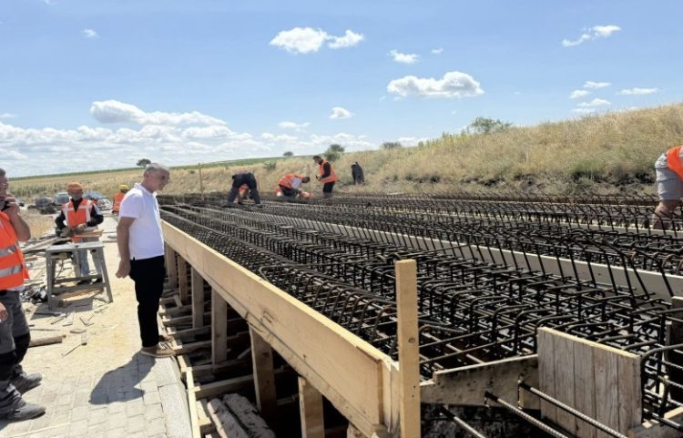 Në Mitrovicë vazhdon puna në ndërtimin e urës