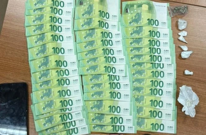 I dyshuari në kërkim arrestohet në Prishtinë, i kapet drogë, para dhe thikë