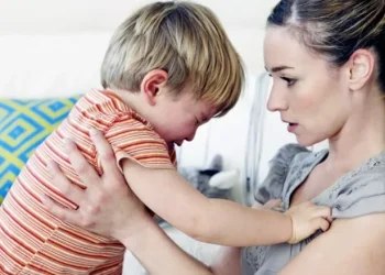 Prindër, kini kujdes: Kur fëmija ju godet, vetëm një reagim është i duhuri