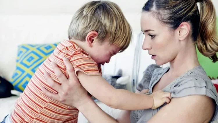 Prindër, kini kujdes: Kur fëmija ju godet, vetëm një reagim është i duhuri