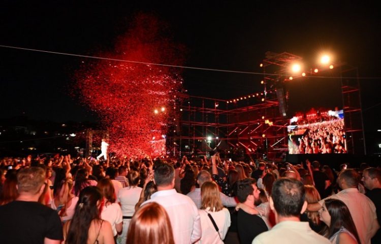 Çeku: Rexhepagiqi artist i rrallë, koncerti i mbrëmshëm fantastik