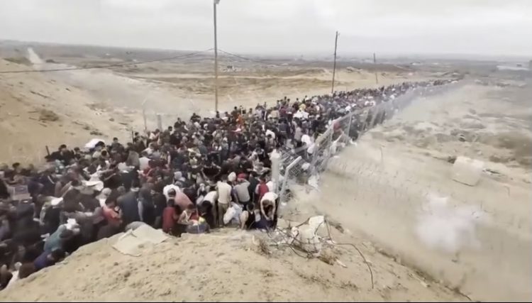 Pamje që tregojnë personat që kërkojnë ndihma në Gaza teksa spërkaten me gaz lotsjellës