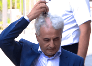 Avokati Arianit Koci rruan kokën para Kuvendit