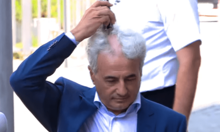 Avokati Arianit Koci rruan kokën para Kuvendit