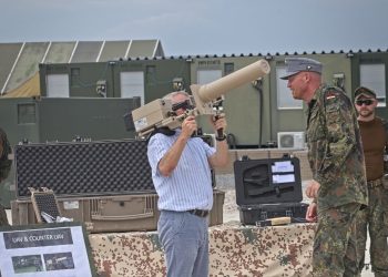 Rohde viziton gjermanët në Bondsteel, “teston” pajisjet që përdoren në patrullat kufitare Kosovë-Serbi