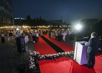 Kurti në pritjen për bashkatdhetarë: Kosova është më e fortë me juve pranë