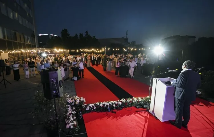 Kurti në pritjen për bashkatdhetarë: Kosova është më e fortë me juve pranë