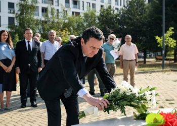 Kurti bëri homazhe te varri i veprimtarit Adem Demaçi