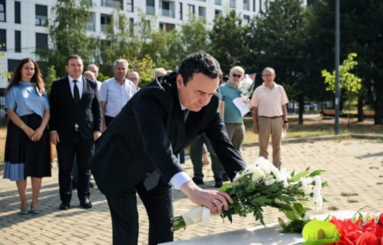 Kurti bëri homazhe te varri i veprimtarit Adem Demaçi