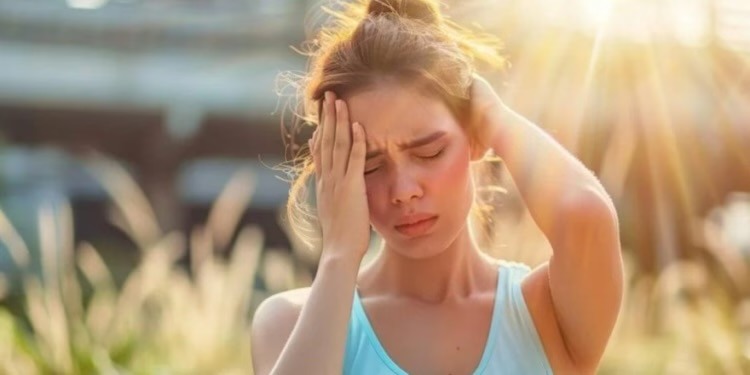 Si të qetësoni dhimbjen e kokës të shkaktuar nga vapa?