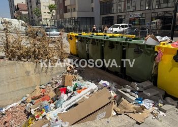 Qytetarët e Fushë Kosovës ankohen për kontejnerë të vendosur para ndërtesës