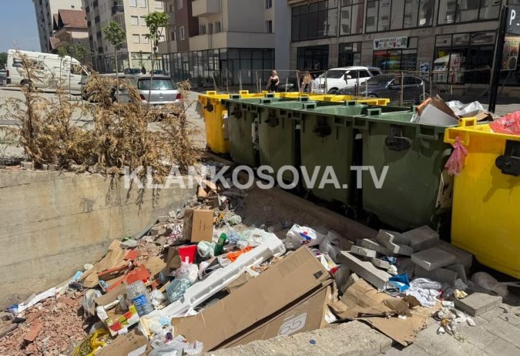 Qytetarët e Fushë Kosovës ankohen për kontejnerë të vendosur para ndërtesës