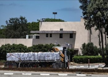 Disa kamionë egjiptianë me ndihma hyjnë në Gaza përmes pikës kufitare në Rafah