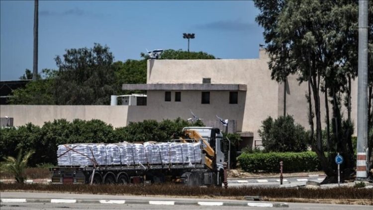 Disa kamionë egjiptianë me ndihma hyjnë në Gaza përmes pikës kufitare në Rafah
