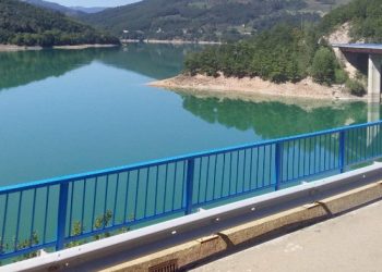 Dyshohet se një person vdiq pasi u hodh nga ura në Ujman