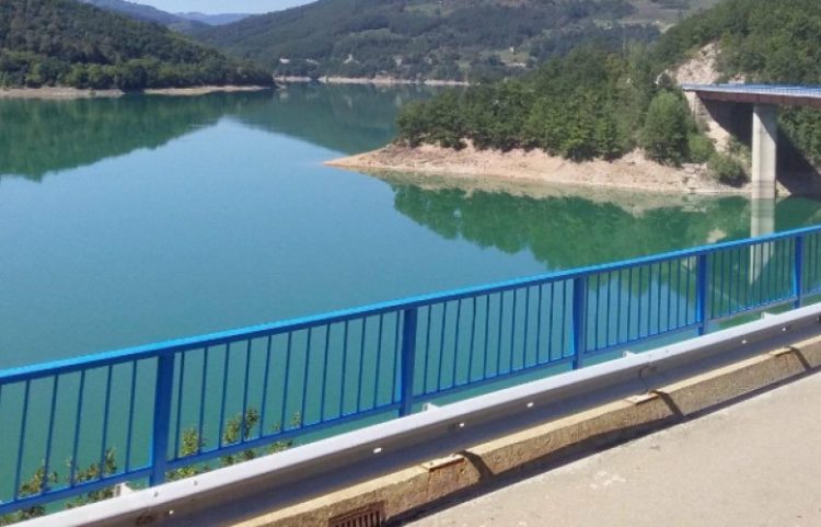 Dyshohet se një person vdiq pasi u hodh nga ura në Ujman