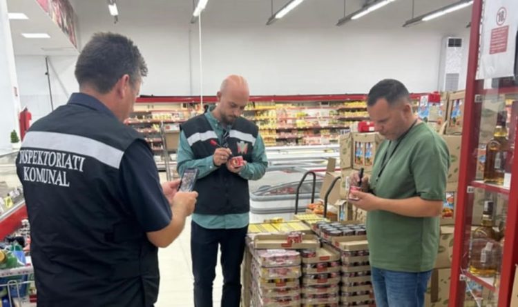 Inspektorët në Gjilan gjobisin marketet për mospërputhje të çmimeve në rafte e arkë