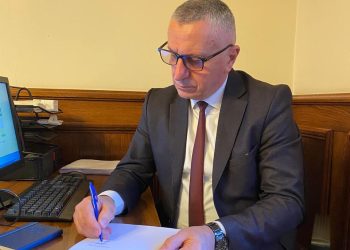 Shtohet vëmendja në Bruksel për shqiptarët e Luginës, Shaip Kamberit i shkruan letër komesionerja për zgjerim e BE-së