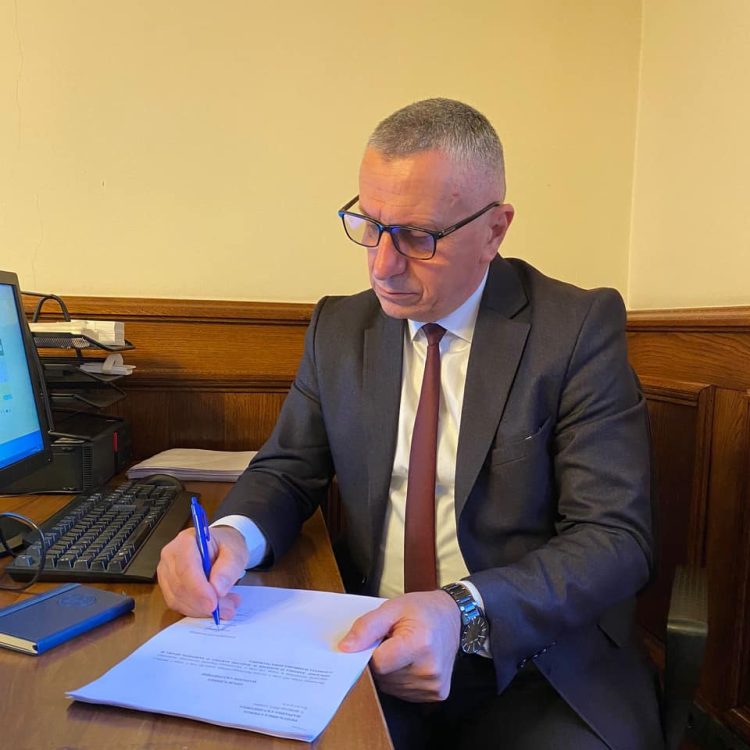 Shtohet vëmendja në Bruksel për shqiptarët e Luginës, Shaip Kamberit i shkruan letër komesionerja për zgjerim e BE-së