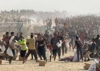 Ish-ushtari britanik publikon skena kaotike dhe shqetësuese të civilëve që nxitojnë të mbledhin ndihma nga një vend shpërndarjeje në Gaza