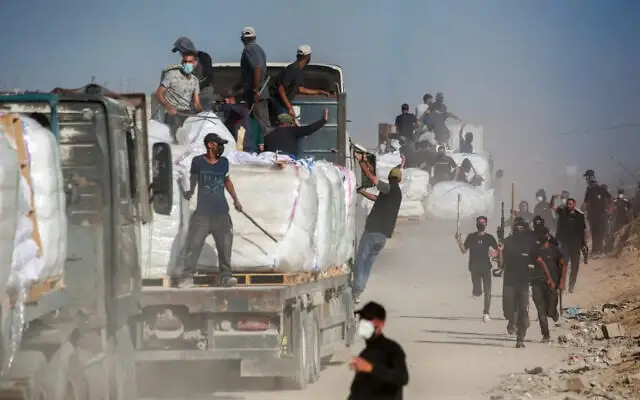 Bandat vjedhin ndihmat në Gaza, shumë pak shpërndahen tek palestinezët (Video)