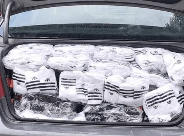 Shtetasi i Maqedonisë së Veriut kapet me gati 4 mijë çorape false dhe 47 thika gjahu në Han të Elezit