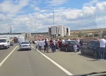 Dasmorët ‘bllokojnë’ rrugën dhe ia hedhin valles në Mazgit, në dalje të autostradës (VIDEO)